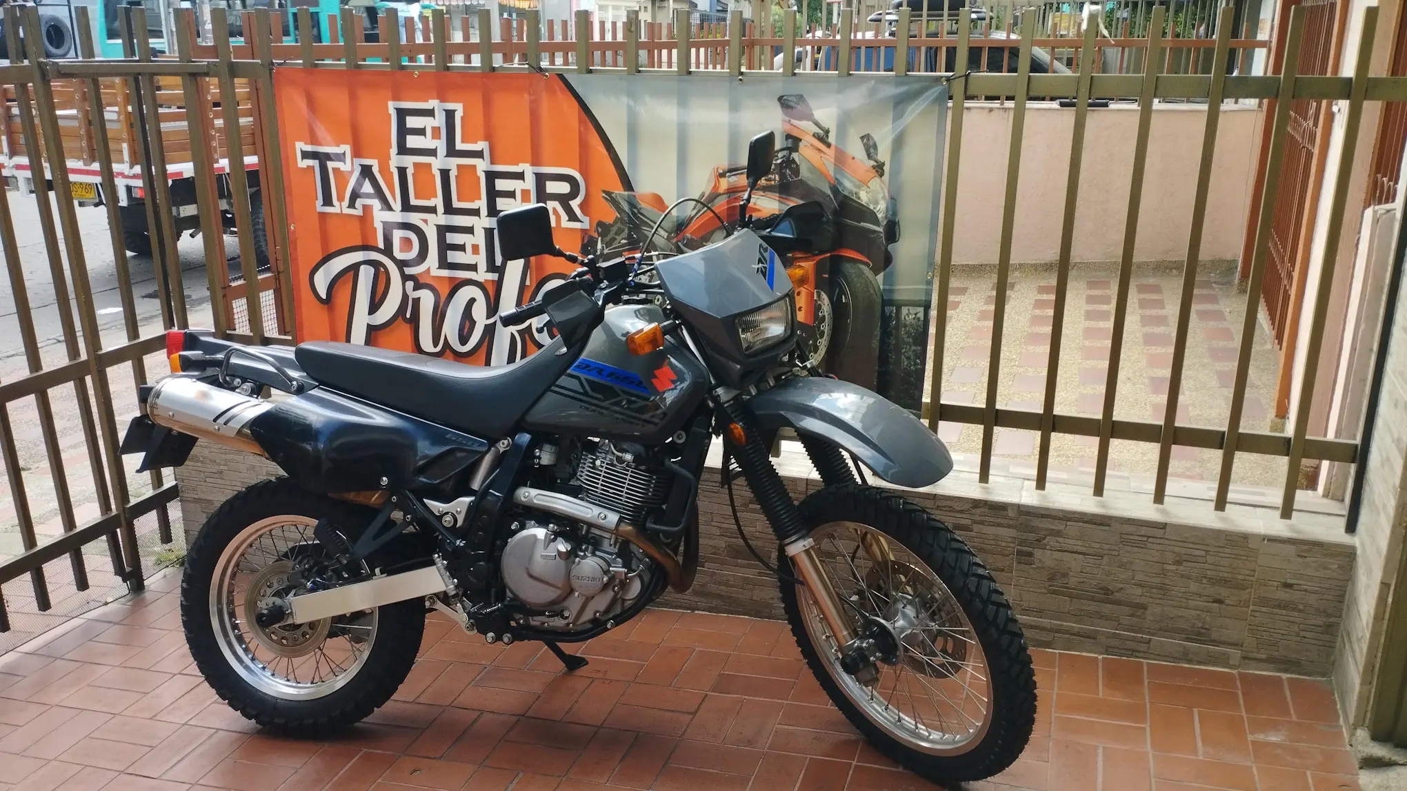 Motocicleta en mantenimiento en El Taller del Profe