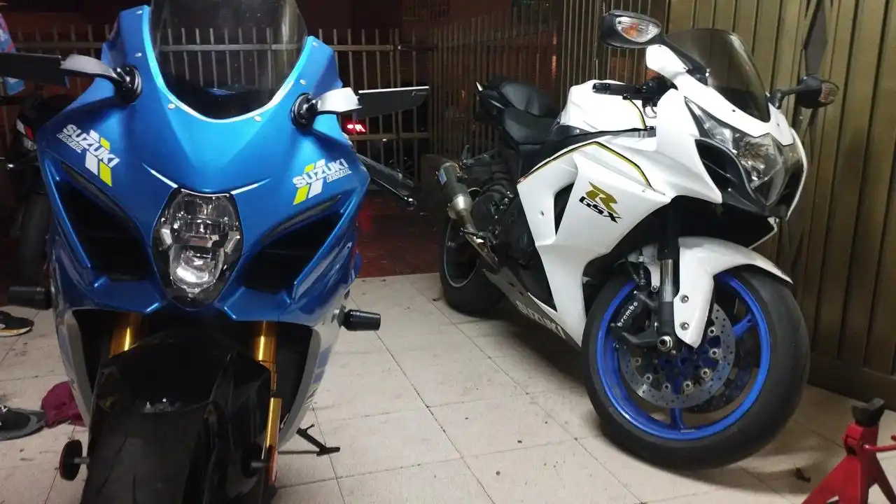 Motocicletas deportivas en taller de reparación