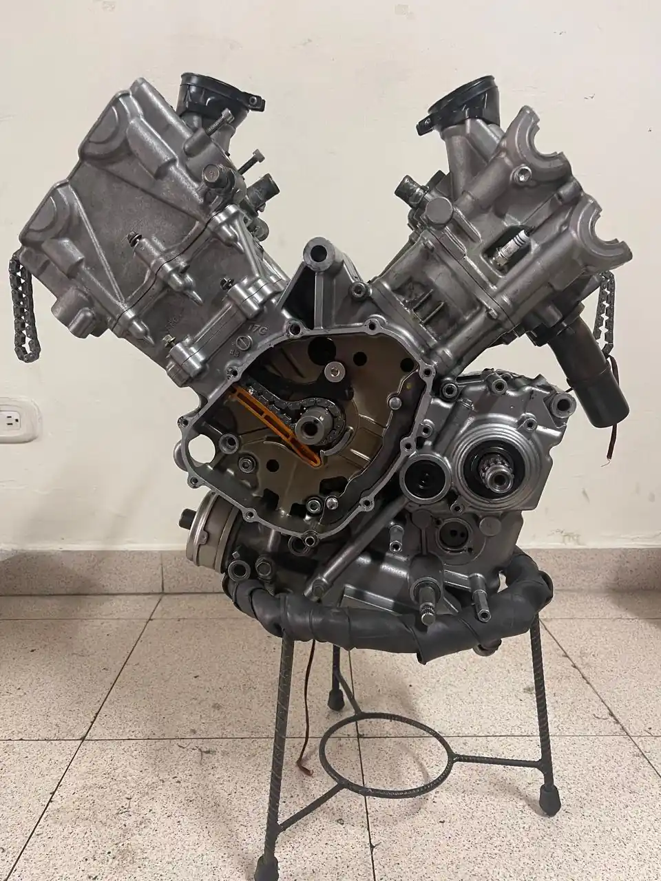 Motor de motocicleta en proceso de mantenimiento